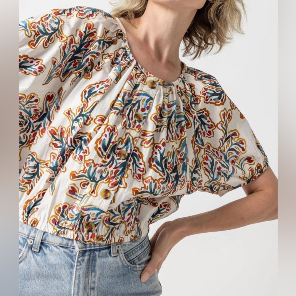 LILLA P XS / S ELASTIC HEM‎ BUTTON FRONT TOP IN SPRING WATERCOLOR